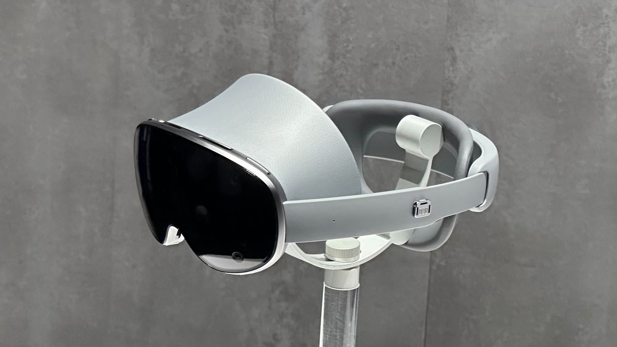 2025년 VR 시장의 격변: 메타 퀘스트의 빈자리를 채울 럭셔리 VR 헤드셋의 등장